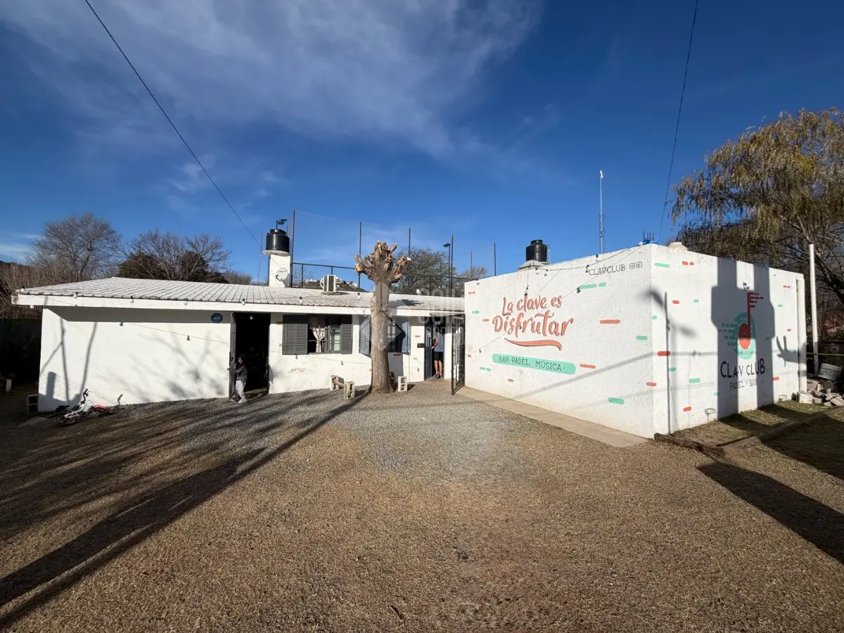 CLUB DE PADEL EN VENTA MAS CASA DE DOS DORMITORIOS BARRIO INDUSTRIAL LA CALERA