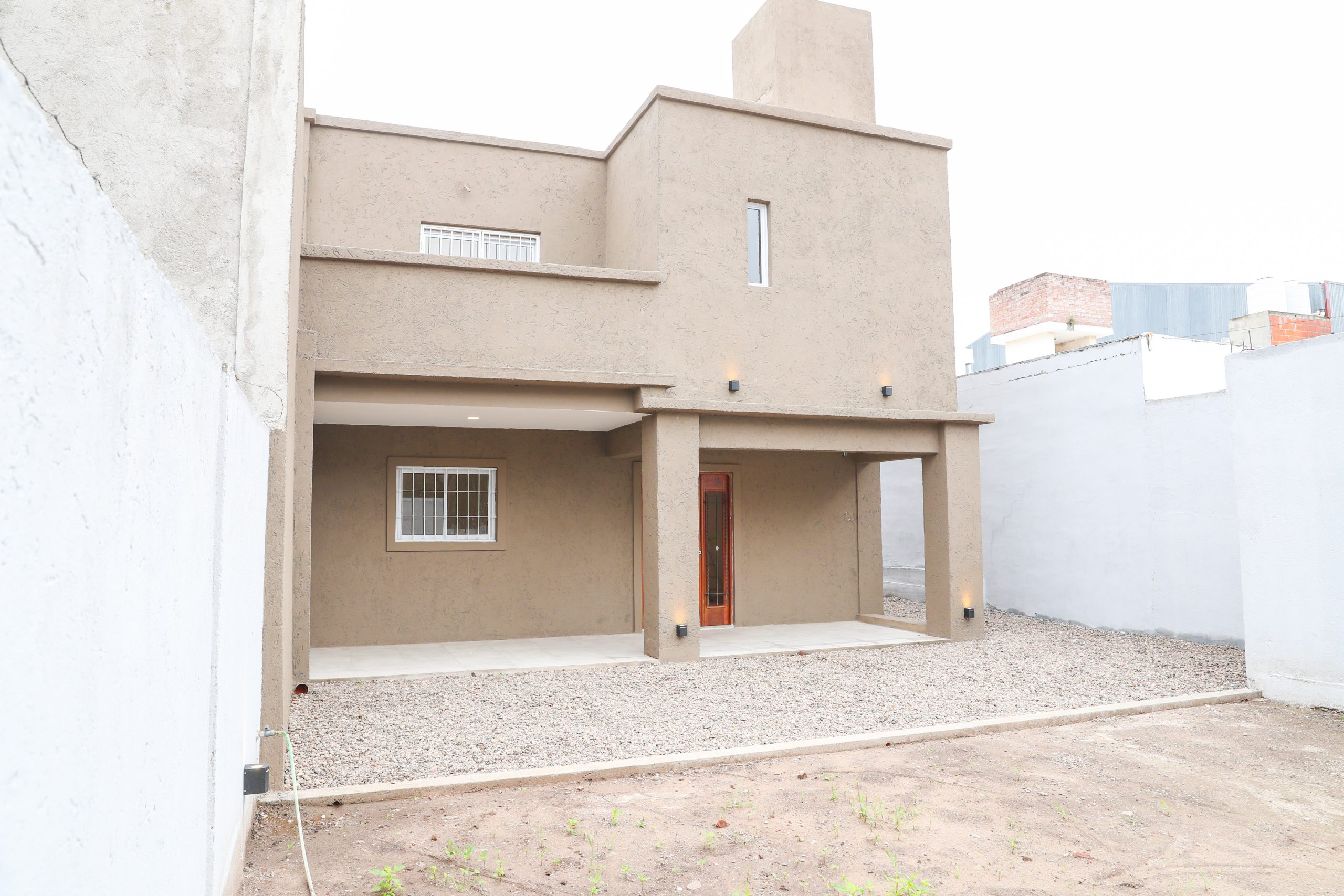 CASA 2 DORMITORIOS TOTALMENTE RECICLADA – APTA BANCOR – PLENO CENTRO DE LA CALERA